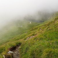 Sestup k jezeru Carpa a Monumentul Alpiniștilor
