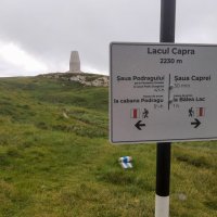 Památní Alpiniștilor u jezera Carpa