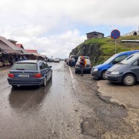 Hromada stánků se stejným sortimentem.