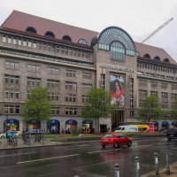 KaDeWe (zkratka pro Kaufhaus des Westens, tedy „Obchodní dům Západu“).