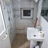 Balkánský standard, sprcha na záchodě, ten je v tomto případě za dveřmi