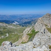 Pohled do údolí do vesnice Radomire, vrchol ze spodu vidět není, odtud je rozeznatelná mešita ve vesnici