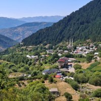 Pohled na vesnici Radomire, hotel uprostřed