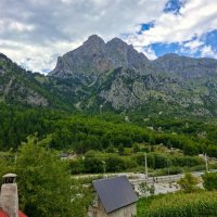 Pohled z hotelu Oda N'Bjeshke ve Valbone směrem na Zlou Kolátu, ta je ovšem až za těmi vrcholy