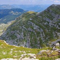Pohled na černohorskou stranu směrem do Vusanje (častější výstupová trasa)