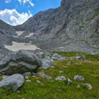 Pohled na zpět na závěrečnou skalní pasáž, vlevo sedlo mezi vrcholy, vpravo Zla Kolata