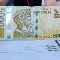 Dárek od jiného cestovatele. V lese leželo 5000 albánských Lekke, nejdříve jsem to chtěl schovat na památku, pak se ukázalo, že to je více než 50 EUR. Tak jsme to projedli.