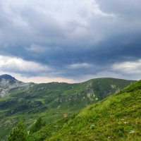 Kopce v okolí kotliny a začíná se zatahovat
