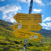 Rozcestník 1,5 km pod jezerem