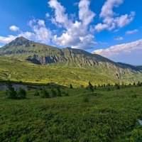 Celý hřeben Gjeravice, zcela vpravo Gropa e Erenikut a vlevo vrchol samotný, neznačená cesta vede v podstatě po hraně, která je vidět